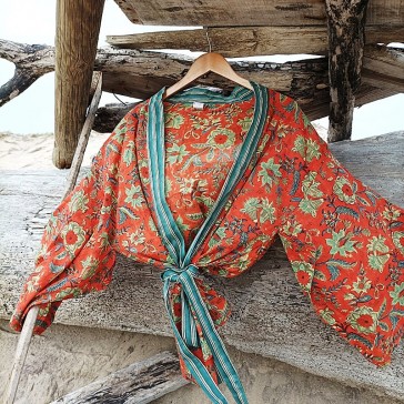 Kimono court en tissu indien fleuri à fond orange réalisé avec la box de couture Maison Pouic