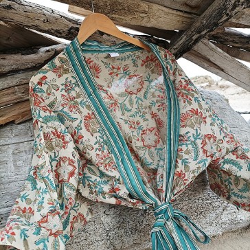 Kimono court à fleurs vertes et rouille sur fond grège par Maison Pouic