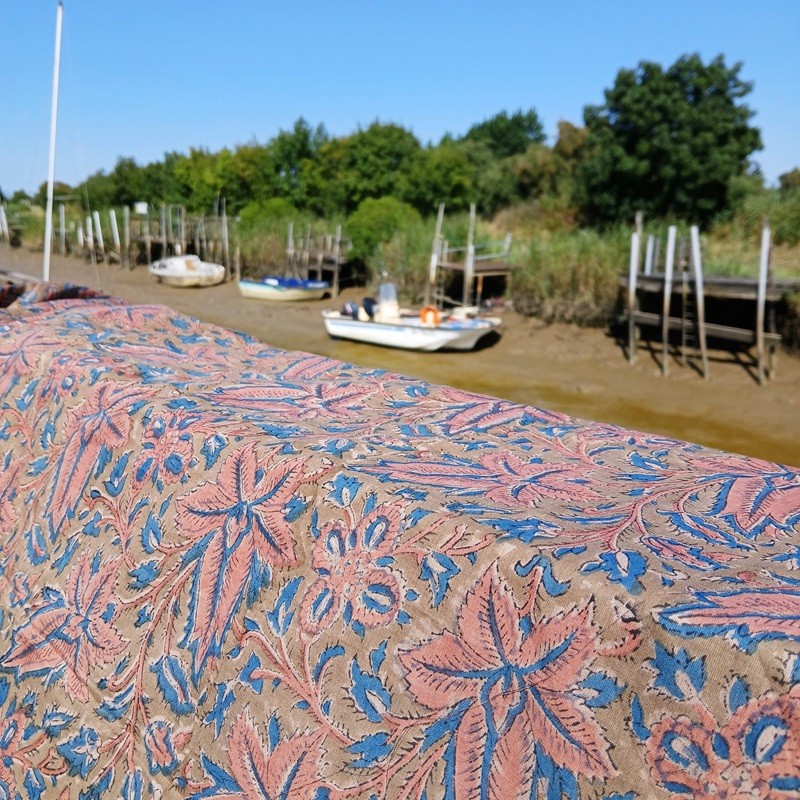 Coton indien à feuilles roses et bleues sur fond marron clair vendu à la coupe par Maison Pouic