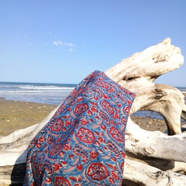 Voile de coton indien à fleurs rouges sur fond bleu vendu à la coupe par Maison Pouic