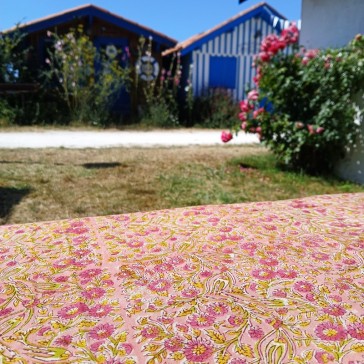 Coton indien à petites fleurs roses et tiges vertes sur fond rose vendu à la coupe par Maison Pouic