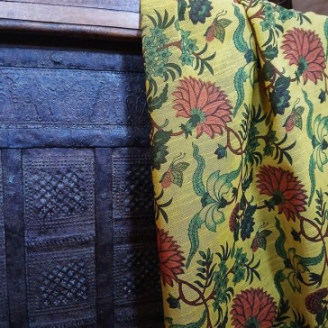 Khadi en coton à fond jaune et grosses fleurs vendu à la coupe par Maison Pouic