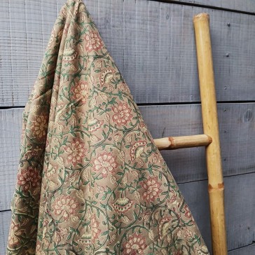 Tissu indien à entrelacs de fleurs bois de rose et jaune pâle et de tiges vertes sur fond kaki