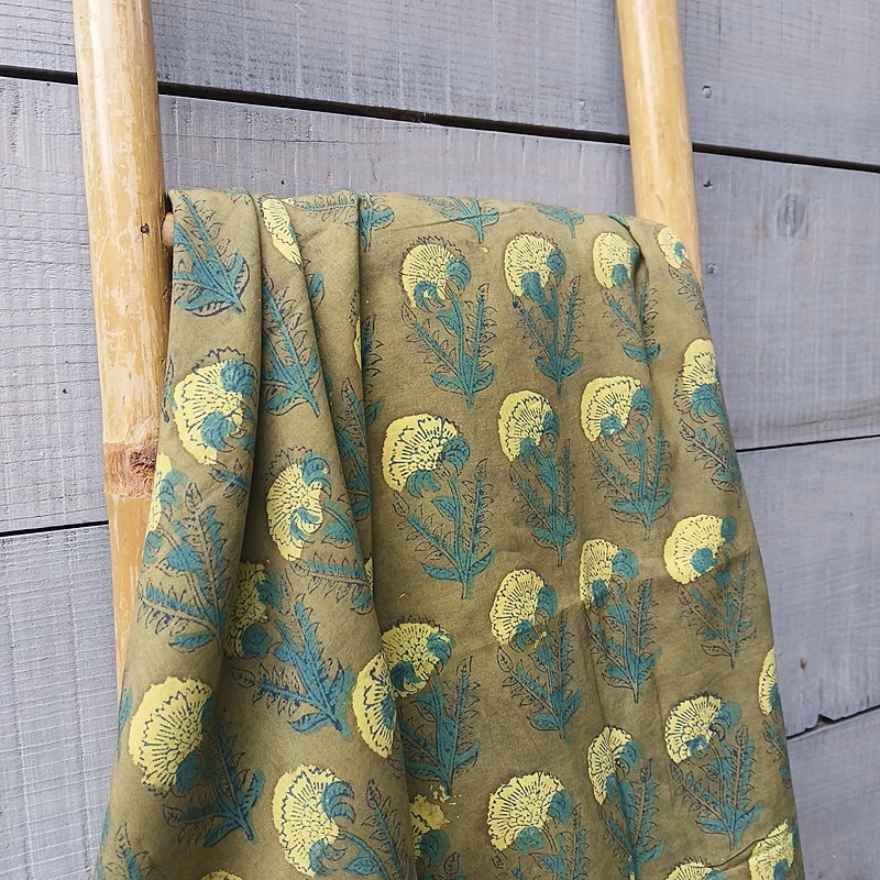 Tissu indien en coton à fleurs jaunes imprimées au block print sur un fond kaki