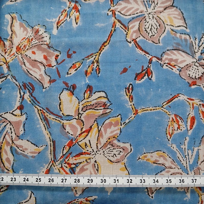 Coton indien à fond bleu et motifs de fleurs moka et rouille imprimées au blockprint