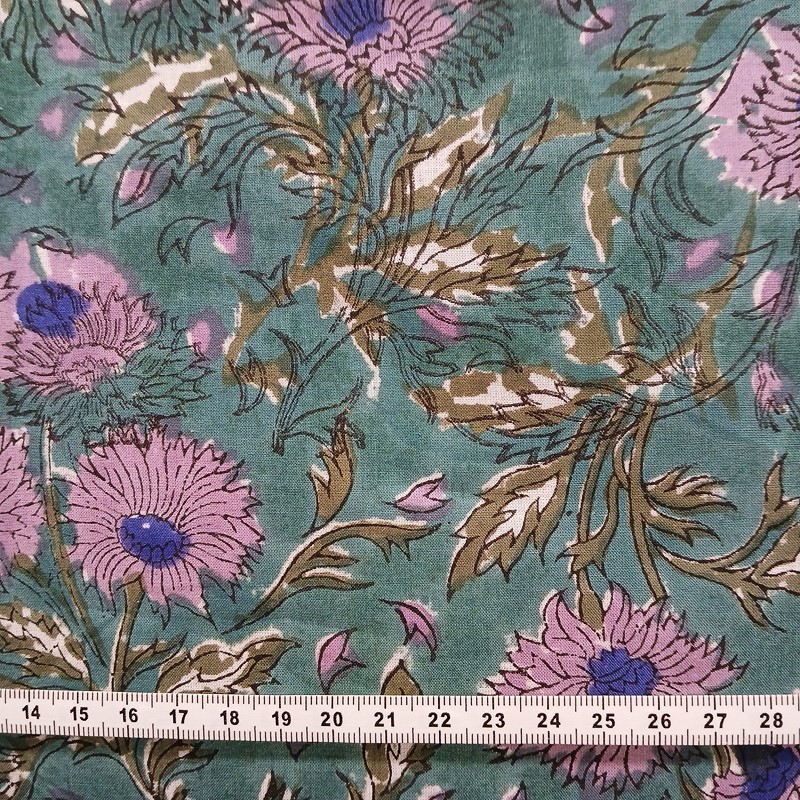 Coton indien à fleurs mauves sur fond vert bleuté Coton indien à fleurs mauves sur fond vert bleuté