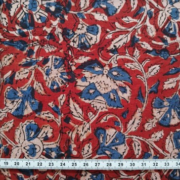 Coton indien à fond rouge et fleurs bleues et beiges vendu à la coupe