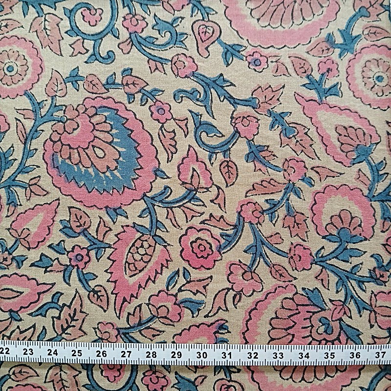 Tissu indien à fleurs roses et bleues sur fond beige vendu à la coupe