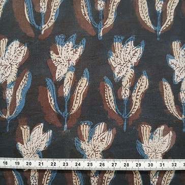 Tissu indien à fleurs écrues et bleues sur fond marron foncé