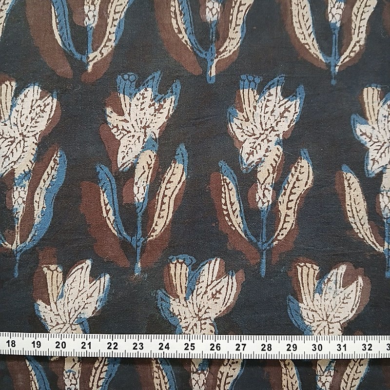 Tissu indien à fleurs écrues et bleues sur fond marron foncé Tissu indien à fleurs écrues et bleues sur fond marron foncé