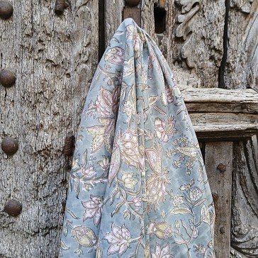 Tissu indien à fond gris bleuté et fleurs pastel vendu à la coupe par Maison Pouic