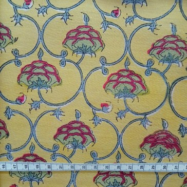 Tissu en coton et soie à motifs d'arabesques et fleurs rouges et vertes sur fond jaune