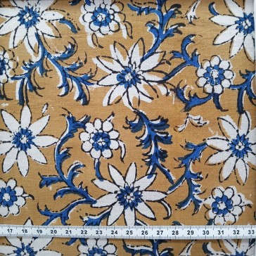 tissu indien en coton, impression au tampon fleurs bleues fond moutarde