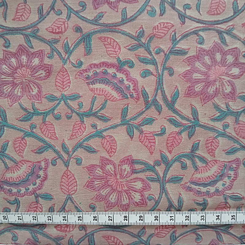 tissu indien entrelacs de fleurs sur fond rose pâle