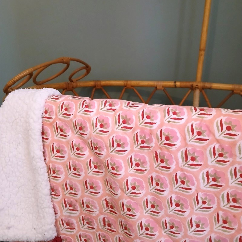 Couverture pour enfant en coton indien rose et sherpa par Maison Pouic