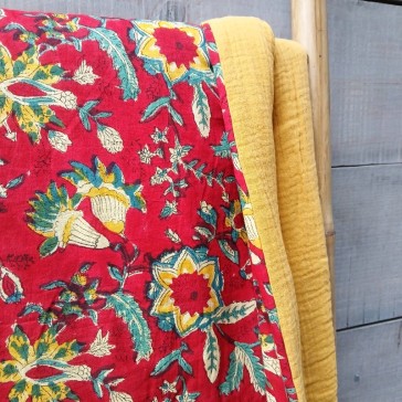 Bed cover en tissu indien à fleurs sur fond rouge et gaze de coton jaune par Maison Pouic