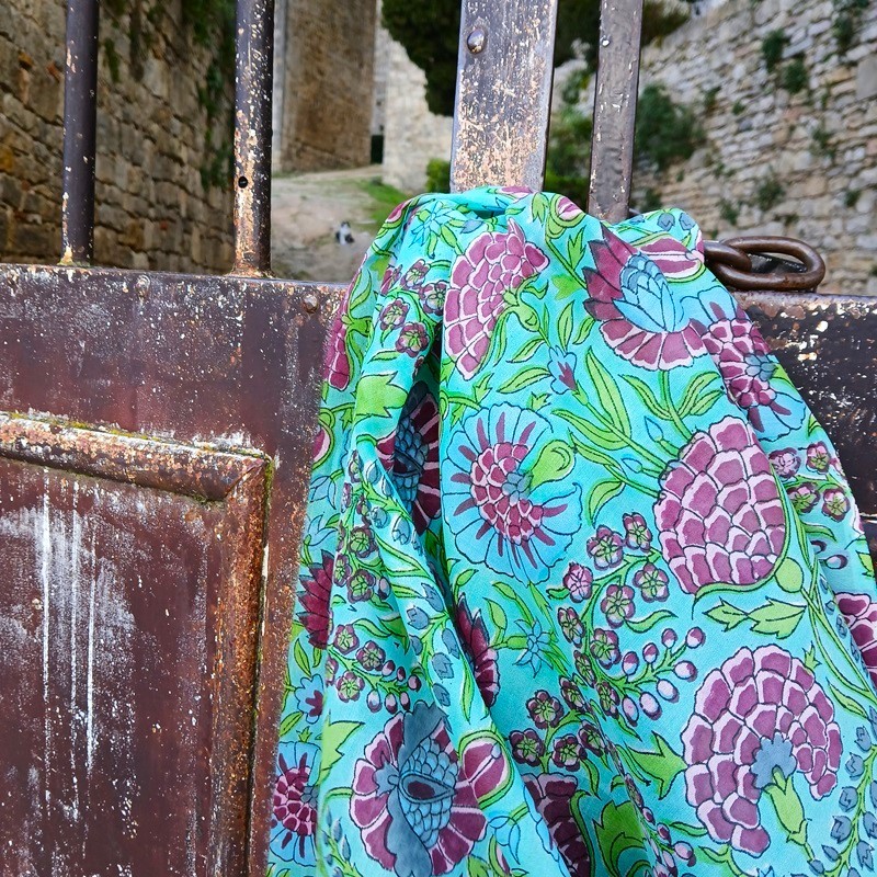 Chanderi à fond vert et fleurs prunes vendu à la coupe par Maison Pouic