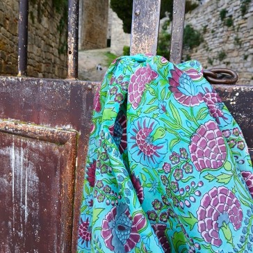 Chanderi à fond vert et fleurs prunes vendu à la coupe par Maison Pouic