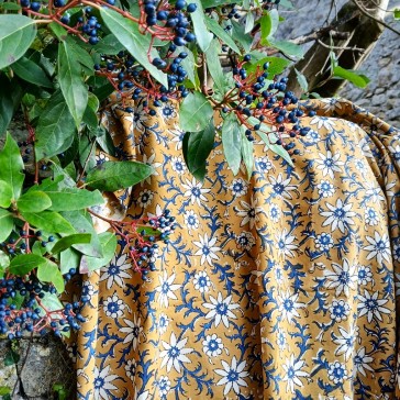 fleurs bleues sur fond moutarde en coton indien par Maison Pouic