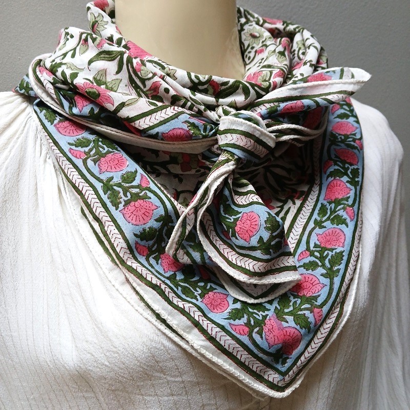 Foulard en coton indien à fleurs roses et vertes sur fond blanc