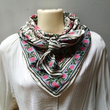 Foulard carré fleuri sur fond blanc en coton indien