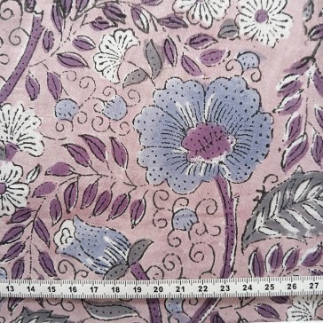 Coton indien à fleurs violettes sur fond mauve vendu à la coupe par Maison Pouic