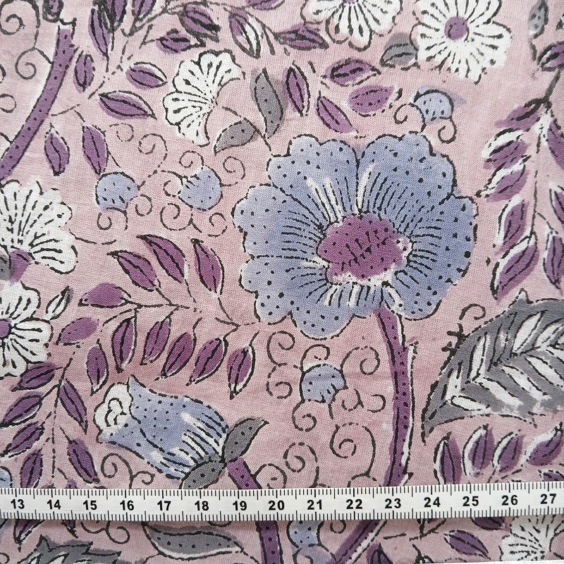 Coton indien à fleurs violettes sur fond mauve vendu à la coupe par Maison Pouic