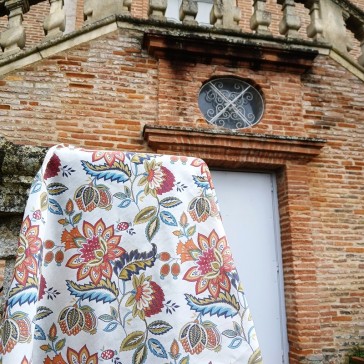 Tissu indien mélange de soie et coton à grosses fleurs sur fond blanc