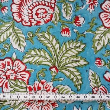 Tissu indien à fleurs rouges et feuilles vertes sur fond bleu