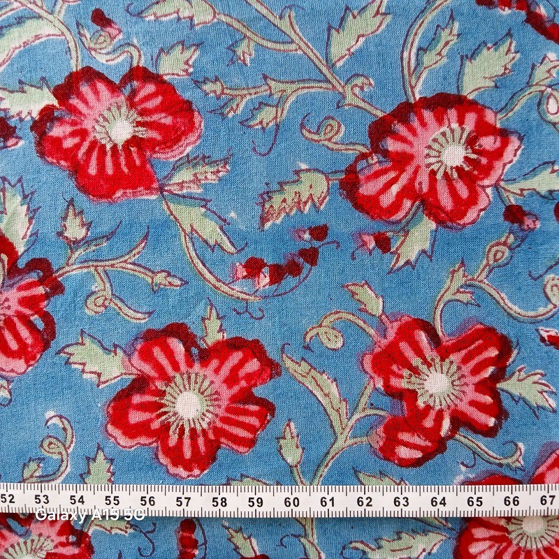 Coton indien à fleurs rouges sur fond bleu vendu à la coupe par Maison Pouic