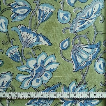 Tissu indien BL-231à fleurs bleues sur fond vert