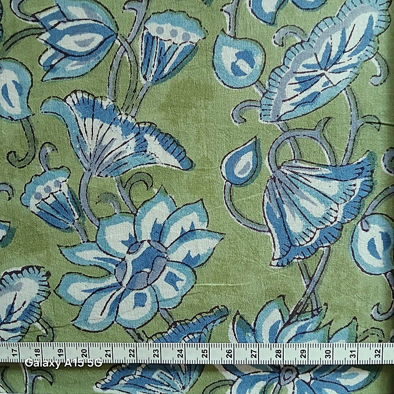 Tissu indien BL-231à fleurs bleues sur fond vert