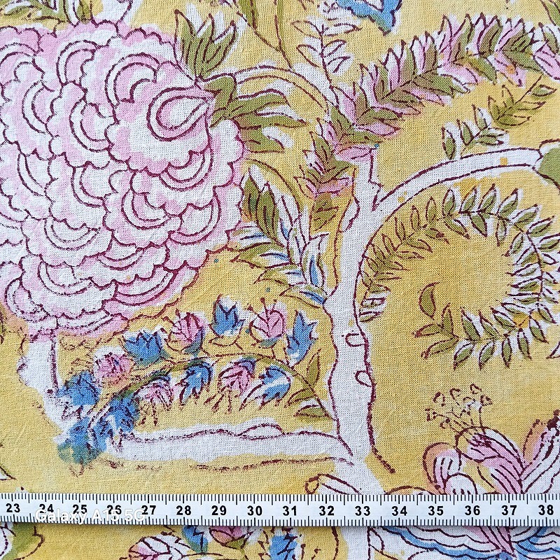 Tissu indien BL-257 à fond jaune et grandes fleurs roses et bleues