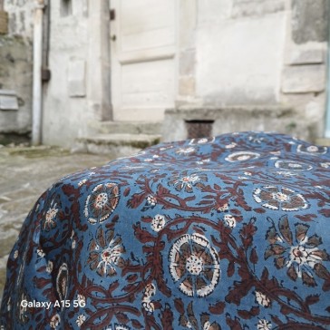 Modal indien à fond bleu foncé et petites fleurs