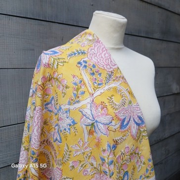 coton indien par Maison Pouic fod jaune fleurs roses et bleues