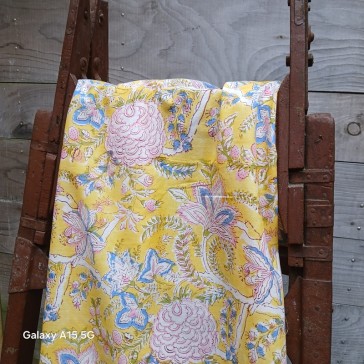 coton indien imprimé au block print fond jaune grandes fleurs roses et bleues