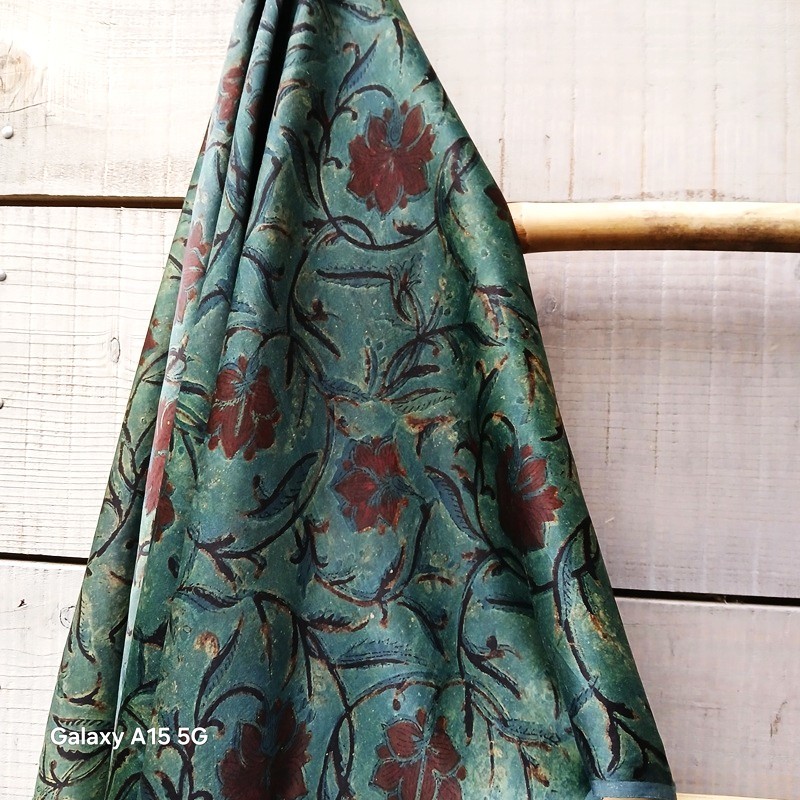 Tissu modal à fleurs rouille et bleu nuit sur fond bleu vert vendu à la coupe Tissu modal à fleurs rouille et bleu nuit sur fond bleu vert vendu à la coupe