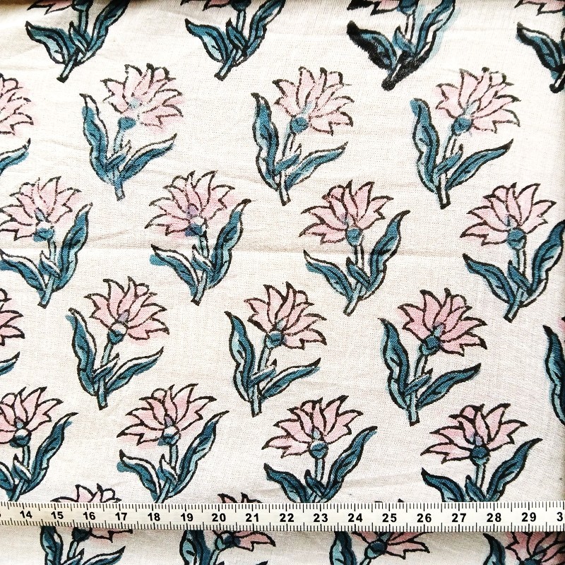 Indienne à fond blanc avec petites fleurs vertes et roses Indienne à fond blanc avec petites fleurs vertes et roses