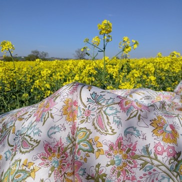 tissu indien BL-258 imprimé au tampon fond blanc fleurs rose et jaunes