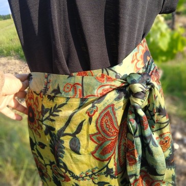 Modal fleurs rouille et noires sur fond vert