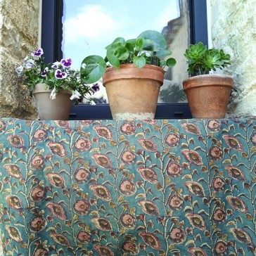 tissu indien fond vert fleurs roses