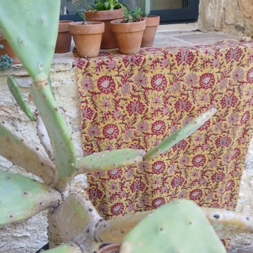 coton indien par Maison Pouic fond moutarde fleurs roses et rouges