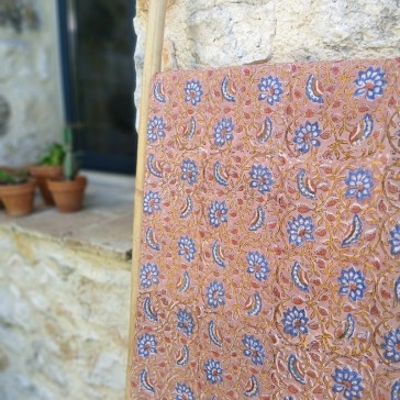 indiennes par Maison Pouic fleurs bleues fond marron