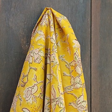 indienne jaune , fleurs délicates par Maison Pouic