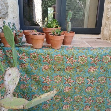 tissu indien vert motif fleurs rouges et vertes par Maison Pouic
