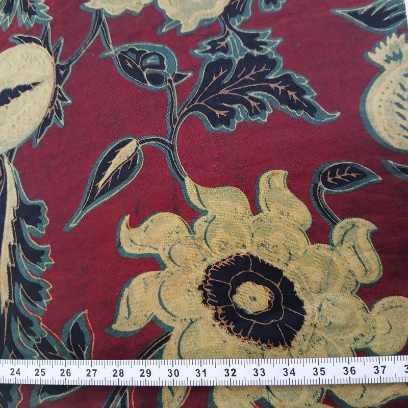 Tissu indien M-17 "Modal à grandes fleurs sur fond bordeaux" vendu à la coupe par Maison Pouic Tissu indien M-17 "Modal à grandes fleurs sur fond bordeaux" vendu à la coupe par Maison Pouic