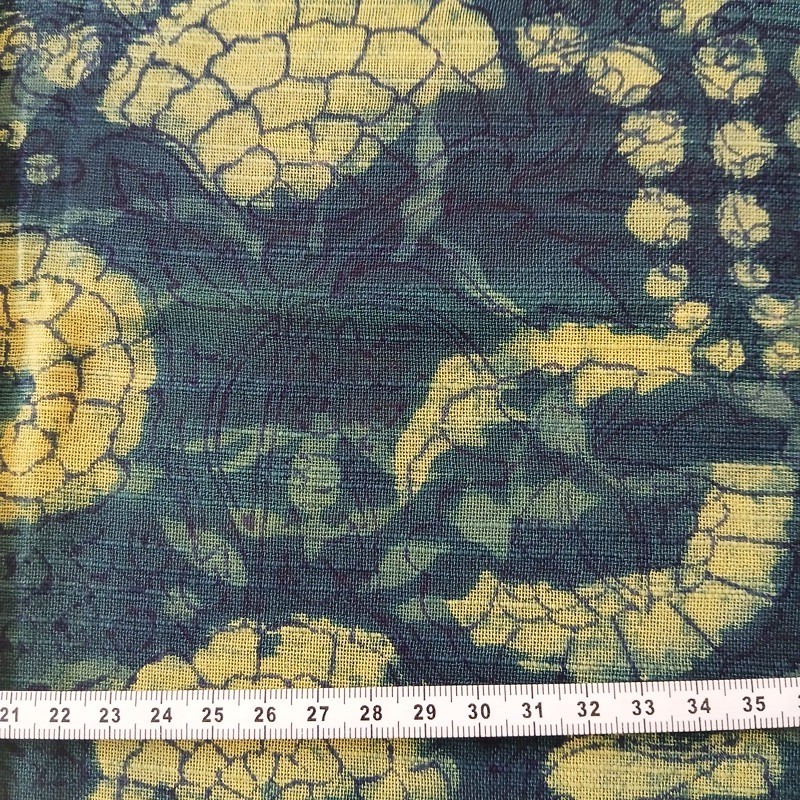 Tissu khadi à fleurs écrues sur fond bleu vendu à la coupe par Maison Pouic Tissu khadi à fleurs écrues sur fond bleu vendu à la coupe par Maison Pouic