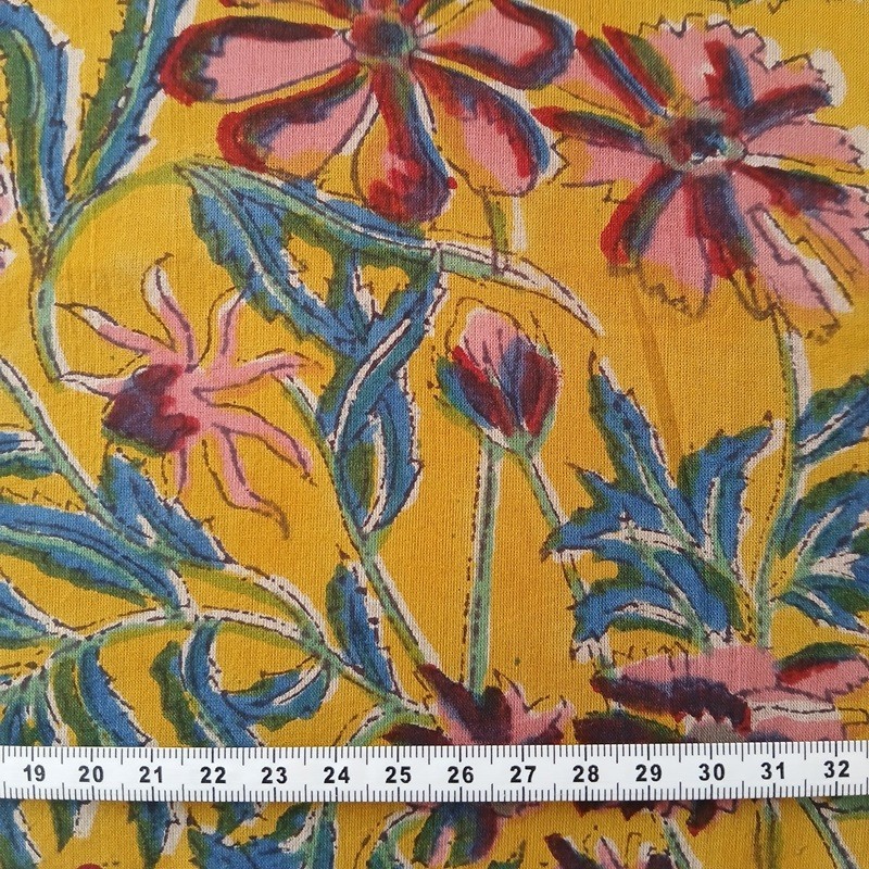 Tissu indien en coton à fleurs grenat et rose et à feuilles bleues sur fond curry Tissu indien en coton à fleurs grenat et rose et à feuilles bleues sur fond curry
