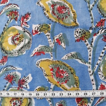 Tissu indien à fond bleu et fleurs jaunes et rouges vendu à la coupe par Maison Pouic