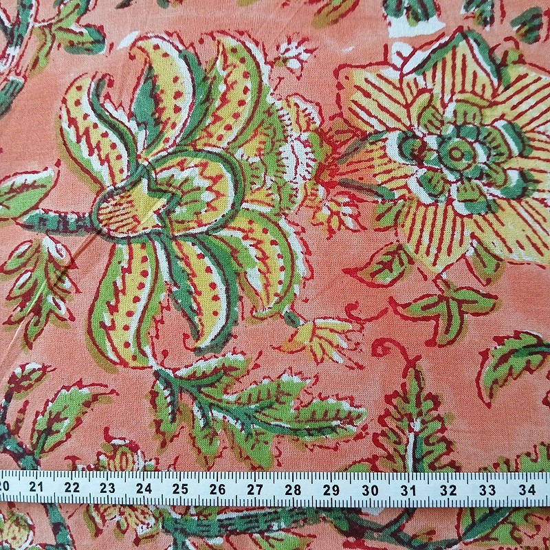 Tissu indien à grandes fleurs et feuilles jaunes et vertes par Maison Pouic Tissu indien à grandes fleurs et feuilles jaunes et vertes par Maison Pouic